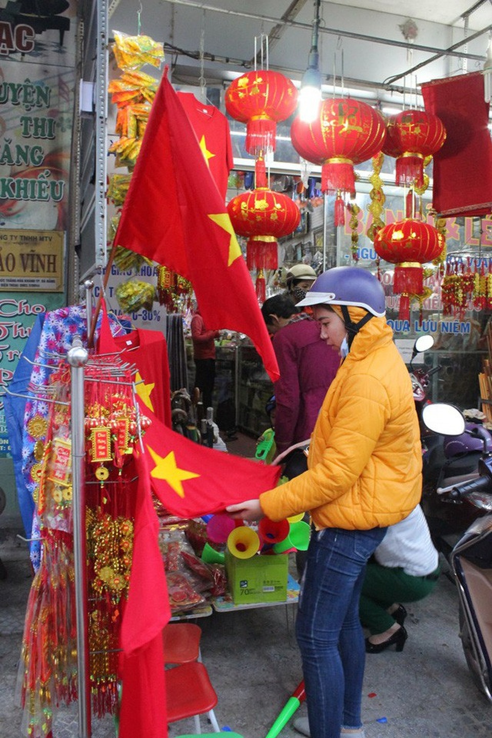 Bán áo, cờ cổ vũ U23 Việt Nam: Nơi "cháy hàng", nơi "thu đậm" 80 triệu đồng/ngày - 5 Các mặt hàng để cổ vũ cho đội tuyển U23 Việt Nam thu hút nhiều người mua