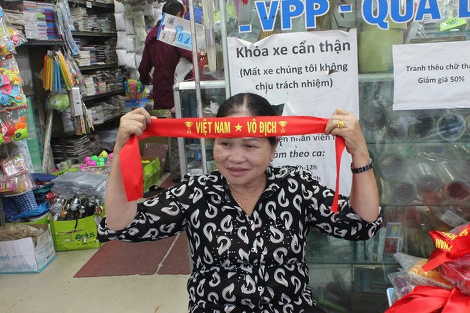 Bán áo, cờ cổ vũ U23 Việt Nam: Nơi "cháy hàng", nơi "thu đậm" 80 triệu đồng/ngày - 6 Không chỉ các bạn trẻ mà những người già cũng rất háo hức để chuẩn bị cổ vũ cho U23 Việt Nam