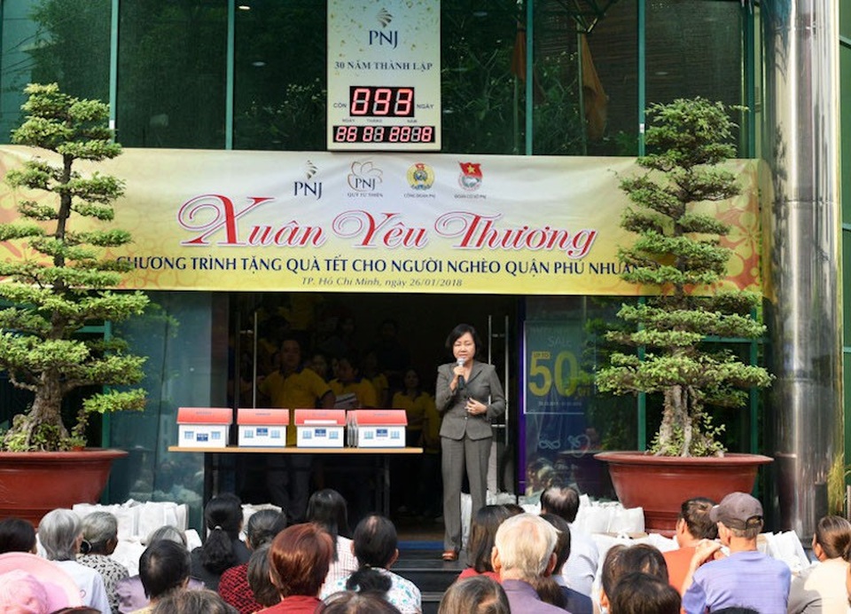 Bà Nguyễn Thị Cúc – Phó TGĐ PNJ phát biểu tại buổi lễ trao tặng quà Tết “Xuân Yêu Thương”