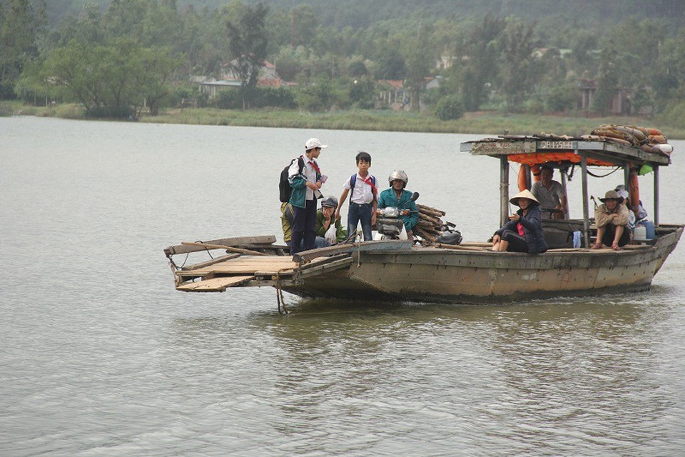 Lênh đênh đến trường trên những chuyến đò ngang - 3 Vì đi đường bộ đến trung tâm xã quá xa nên người dân và học sinh thường vượt sông bằng đò