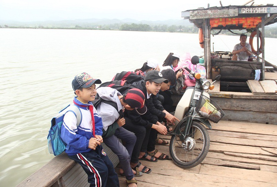 Lênh đênh đến trường trên những chuyến đò ngang - 2 Lênh đênh đến trường trên những chuyến đò ngang - 2