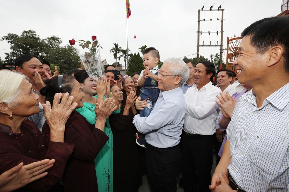Tổng Bí thư: Cùng quyết tâm "đốt lò" để đẩy lùi tham nhũng! - 3
Chiều 15/11/2017, Tổng Bí thư Nguyễn Phú Trọng đến dự Ngày hội đại đoàn kết toàn dân tộc tại thôn Thượng Điện, xã Vinh Quang, huyện Vĩnh Bảo, thành phố Hải Phòng nhân kỷ niệm 87 năm Ngày truyền thống Mặt trận Tổ quốc Việt Nam (18/11/1930- 18/11/2017). Ảnh: Trí Dũng – TTXVN