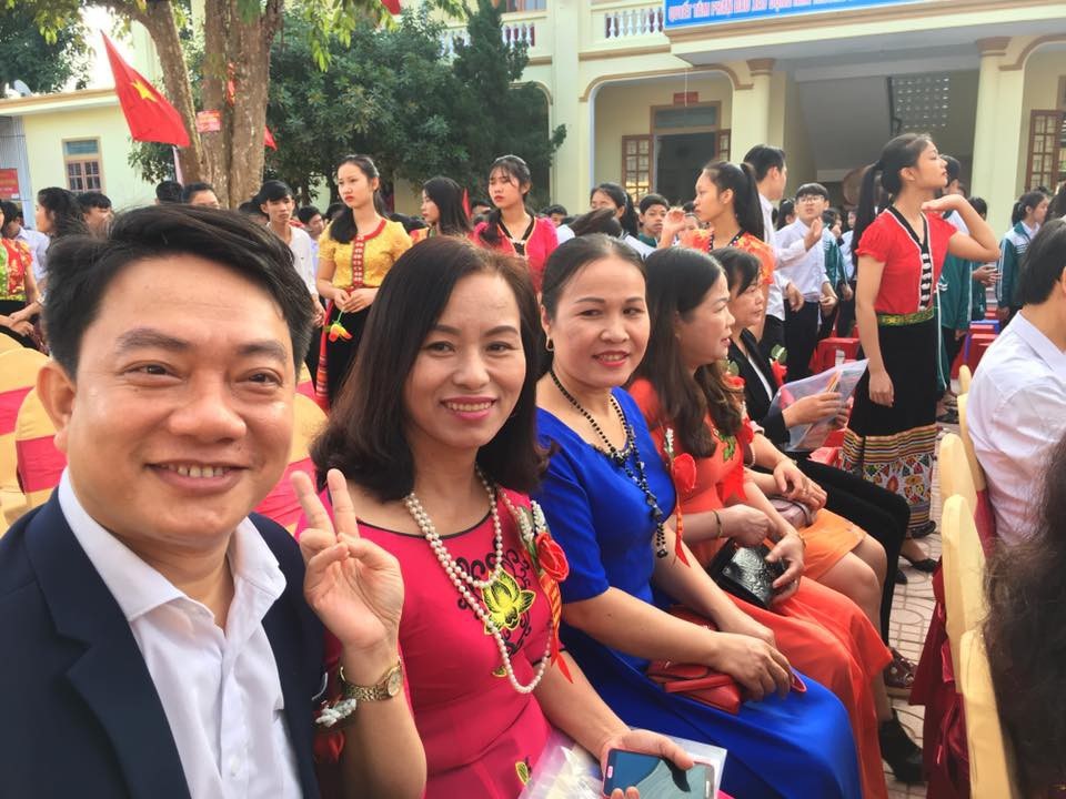 Học trò lớp 9 viết đơn xin đổi lịch học để cổ vũ U23 Việt Nam - 2 Bên cạnh duyệt lá đơn bá đạo của học trò, Ban giám hiệu Trường THCS Trà Lân sẽ tổ chức cho cán bộ, giáo viên, học sinh cổ vũ đội tuyển U23 Việt Nam thi đấu chung kết ngay trong sân trường (ảnh F.B)