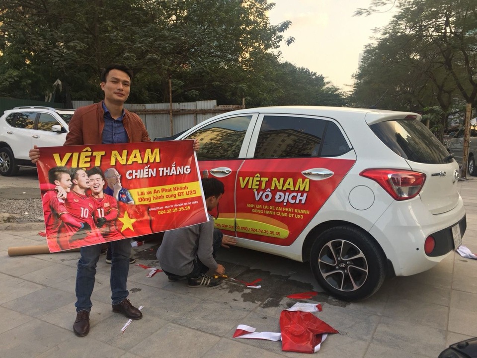 Muôn kiểu trang trí xe để cổ vũ đội tuyển U23 Việt Nam - 23
Vì tinh thần cổ vũ bóng đá, không ít cửa hàng sẵn sàng miễn phí công dán decal cho khách