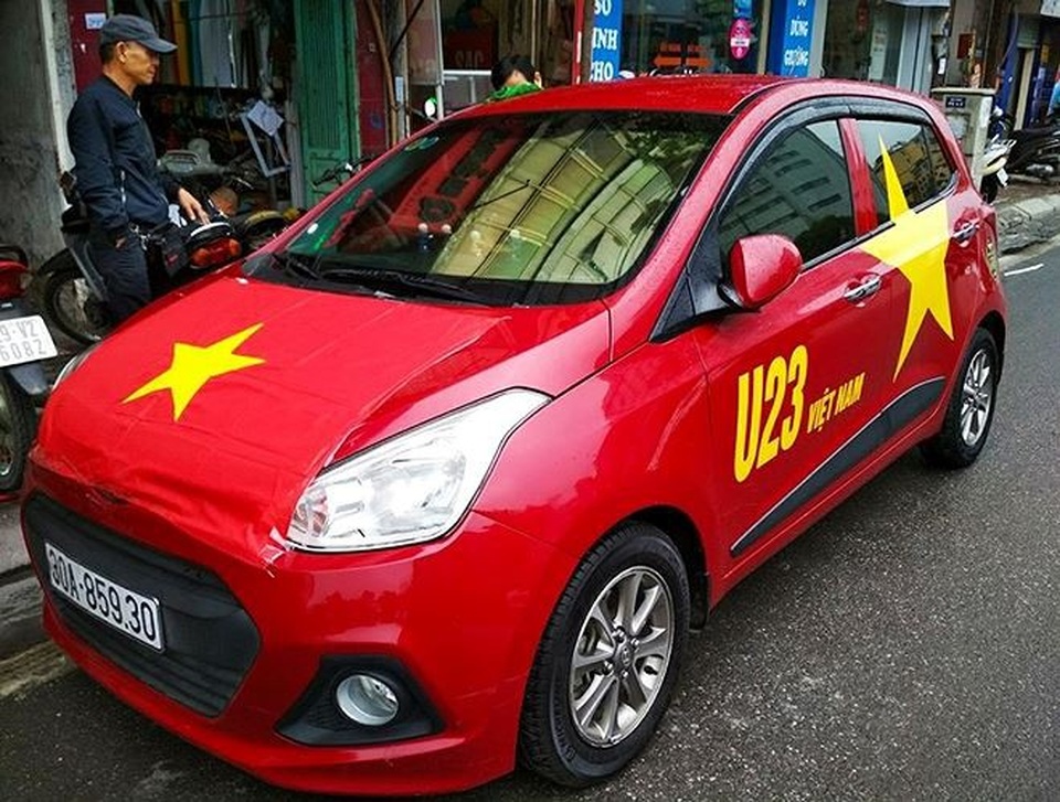Muôn kiểu trang trí xe để cổ vũ đội tuyển U23 Việt Nam - 8
Cờ Việt Nam và hình ảnh các cầu thủ được dán ở mọi nơi có thể trên thân xe