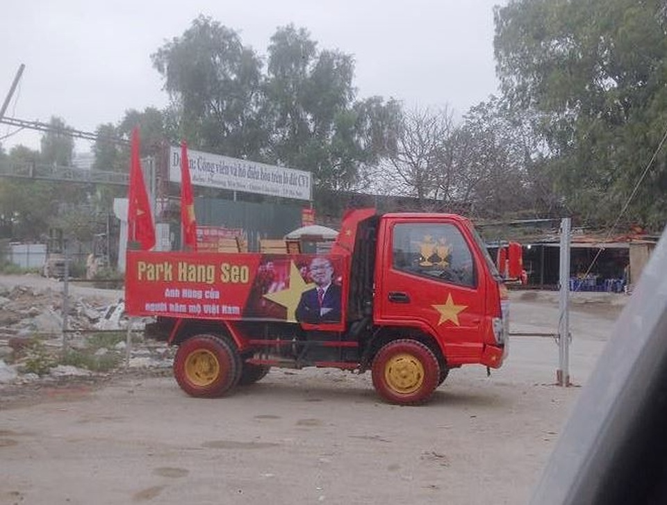 Muôn kiểu trang trí xe để cổ vũ đội tuyển U23 Việt Nam - 14
Chiếc xe tải trang trí cực chất, sơn cả lốp xe theo màu cờ đỏ sao vàng