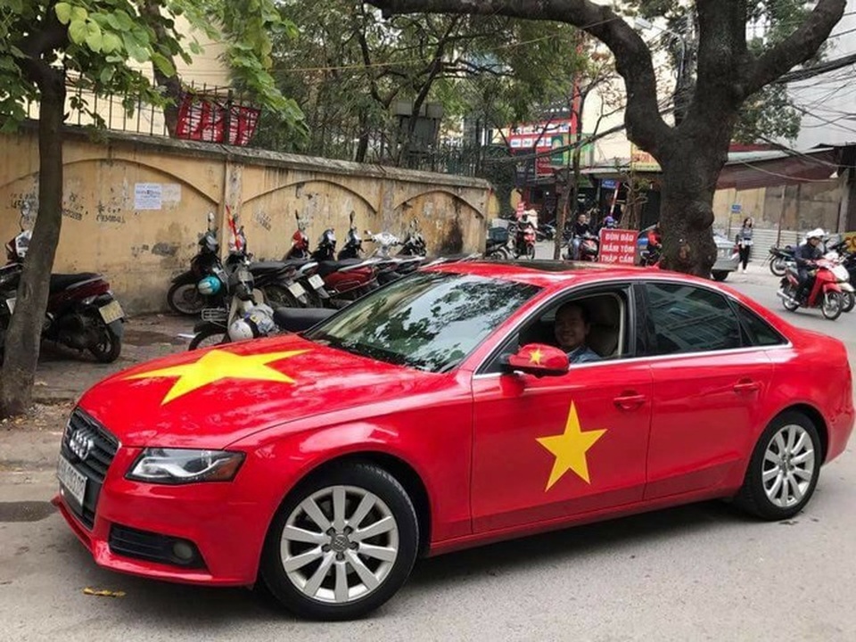 Muôn kiểu trang trí xe để cổ vũ đội tuyển U23 Việt Nam - 10
Chủ xe nào cũng muốn chiếc xe thật khác biệt.