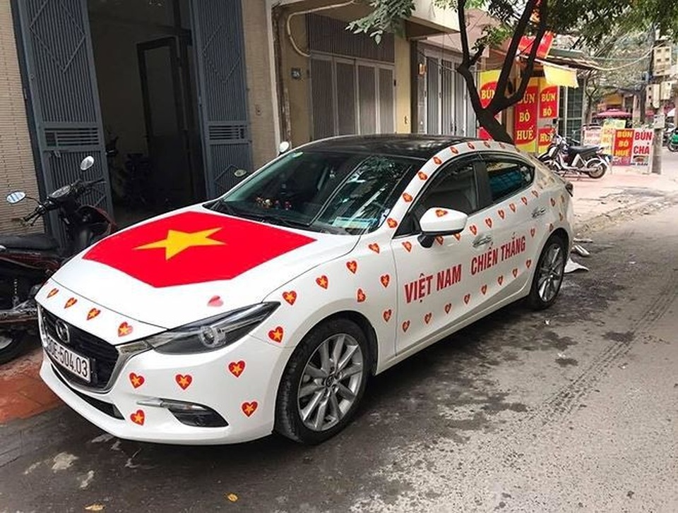 Muôn kiểu trang trí xe để cổ vũ đội tuyển U23 Việt Nam - 9
Chủ xe đã tỉ mỉ dánh từng lá cờ tổ quốc hình trái tim khắp thân xe