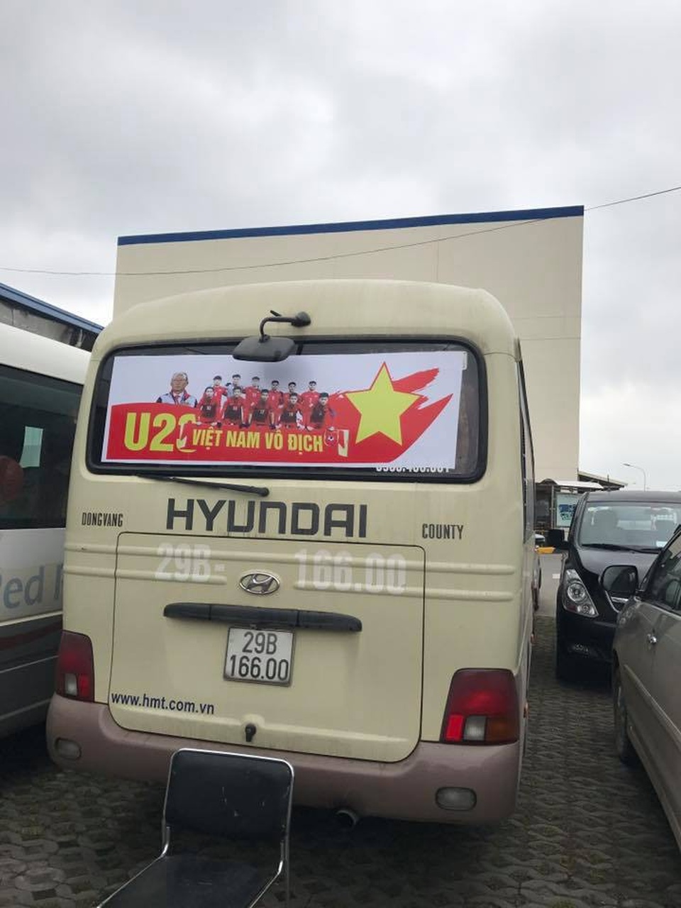 Muôn kiểu trang trí xe để cổ vũ đội tuyển U23 Việt Nam - 17 Muôn kiểu trang trí xe để cổ vũ đội tuyển U23 Việt Nam - 17