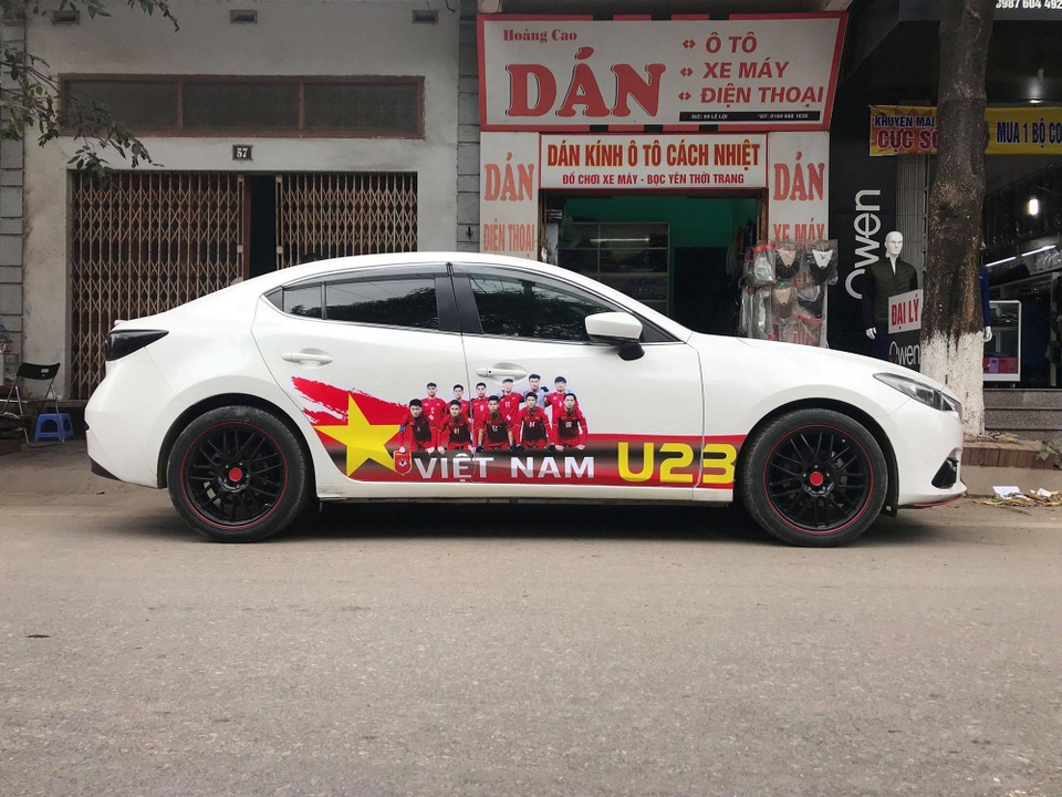Muôn kiểu trang trí xe để cổ vũ đội tuyển U23 Việt Nam - 5
Đây là kiểu trang trí phổ biến nhất cho xe màu trắng
