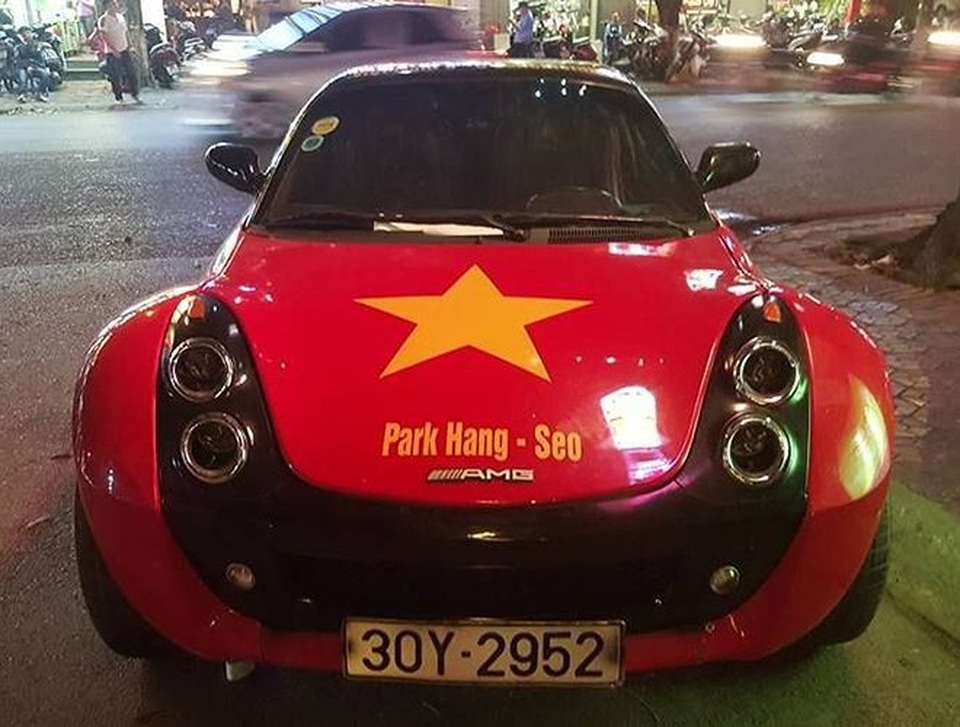 Muôn kiểu trang trí xe để cổ vũ đội tuyển U23 Việt Nam - 3
Chiếc Smart Roadster mang màu cờ đỏ với tên vị huấn luyện viên người Hàn Quốc Park Hang Seo