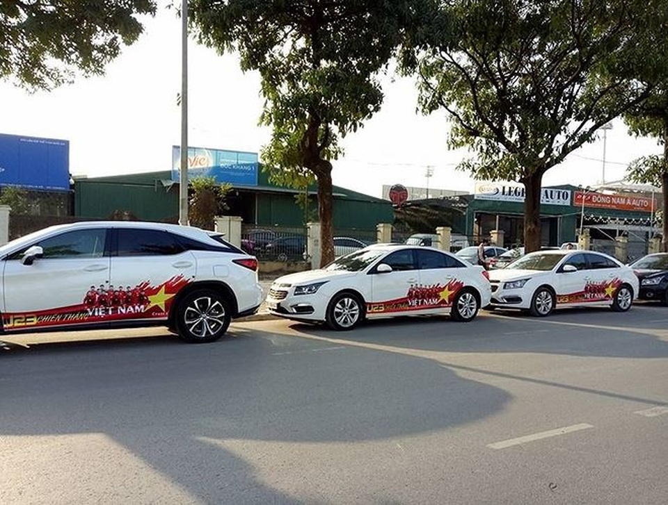 Muôn kiểu trang trí xe để cổ vũ đội tuyển U23 Việt Nam - 6
Nhiều chủ xe rủ nhau cùng in decal cổ vũ đội tuyển U23 Việt Nam để dán lên xe và lập hội đi cổ vũ cho trận chung kết diễn ra lúc 15h ngày 27/1