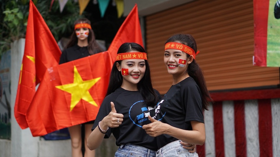 Chiếc xe “dị” và cổ động viên... "độc nhất vô nhị" của U23 Việt Nam - 1
Các bạn trẻ chụp ảnh cùng hot girl rô bốt