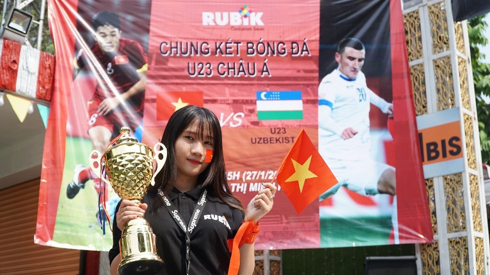 Chiếc xe “dị” và cổ động viên... "độc nhất vô nhị" của U23 Việt Nam - 10 Một tiểu thương còn chuẩn bị cả cúp vô địch