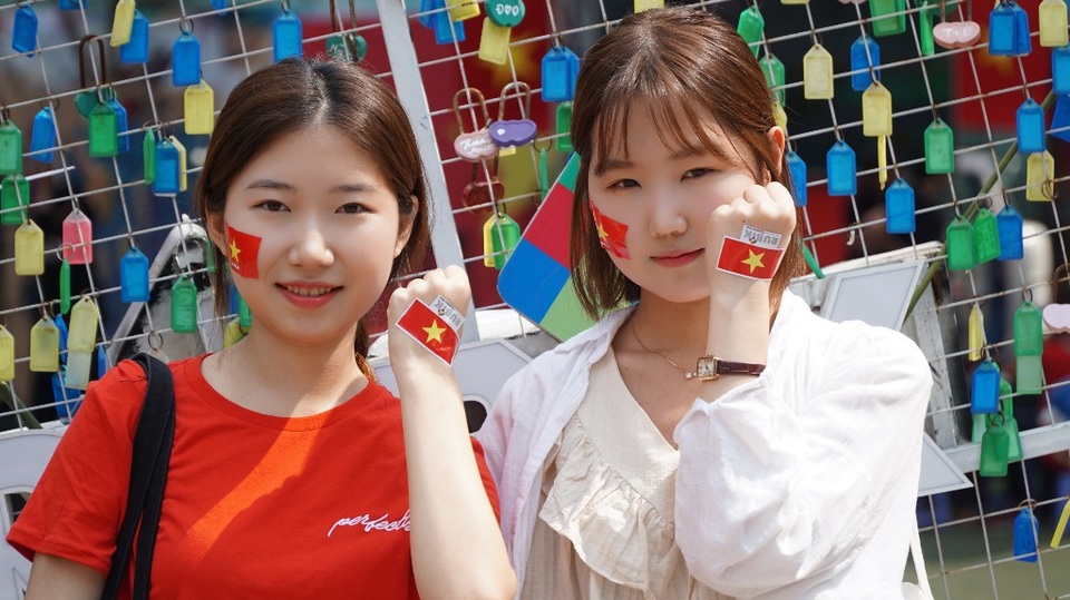 Chiếc xe “dị” và cổ động viên... "độc nhất vô nhị" của U23 Việt Nam - 11 Ku Mi Rim (áo đỏ) và Kim Ri Na đến từ Hàn Quốc cũng tham gia cổ vũ cho U23 Việt Nam và chú Park Hang Seo