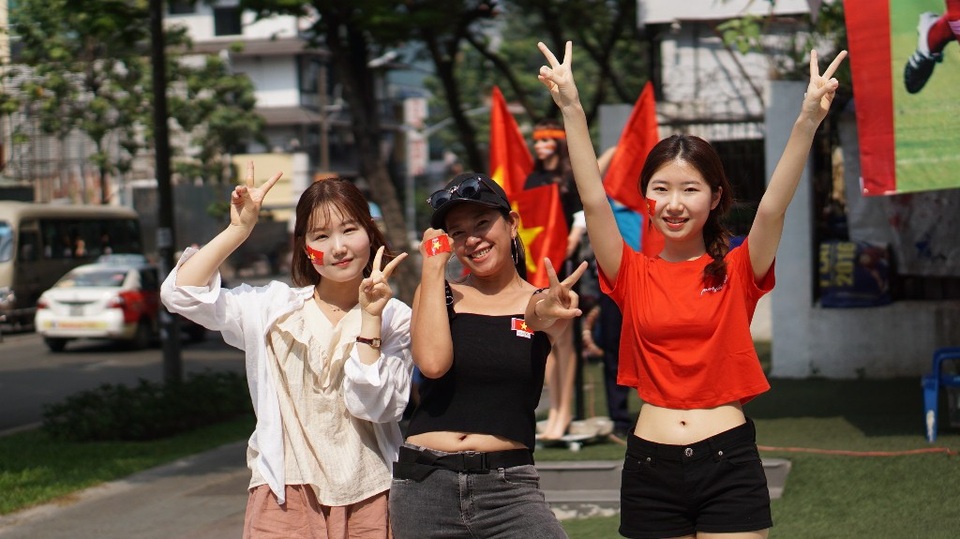 Chiếc xe “dị” và cổ động viên... "độc nhất vô nhị" của U23 Việt Nam - 12
Cuồng nhiệt trước giờ bóng lăn