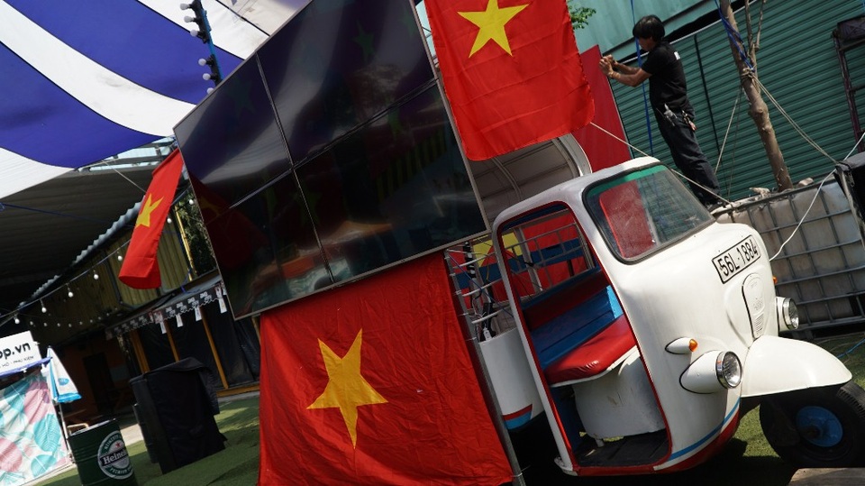 Chiếc xe “dị” và cổ động viên... "độc nhất vô nhị" của U23 Việt Nam - 2 Chiếc xe lam với quốc kỳ và màn hình to chở niềm tin người hâm mộ