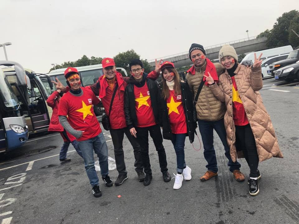 AFC quyết định không hoãn trận chung kết U23 châu Á - 15
Các cổ động viên Việt Nam chụp ảnh lưu niệm sau khi xuống sân bay ở Thượng Hải, nguồn: Nguyễn Văn Giang