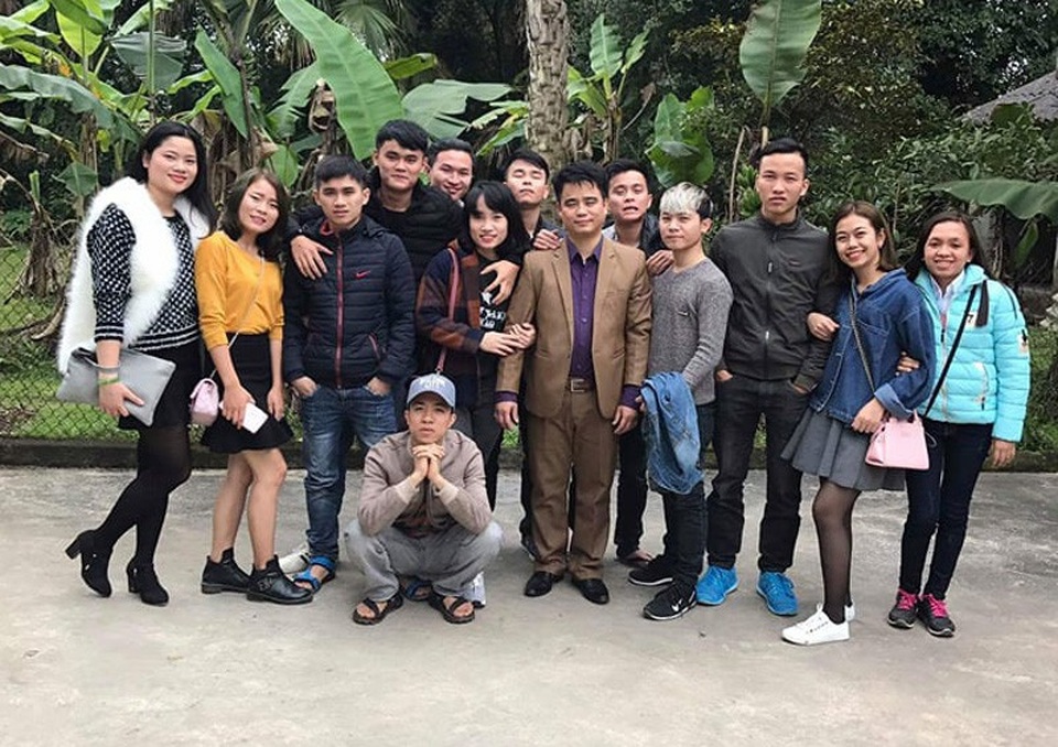 Cảm động trước tình cảm bạn đọc Dân trí dành cho thầy giáo Hoàng Bá Dũng - 4 Rất nhiều học sinh, đồng nghiệp, bạn đọc Dân trí nguyện cầu cho thầy Dũng sớm tỉnh lại, để có thể về với vợ con, trở lại ngôi trường thân yêu.