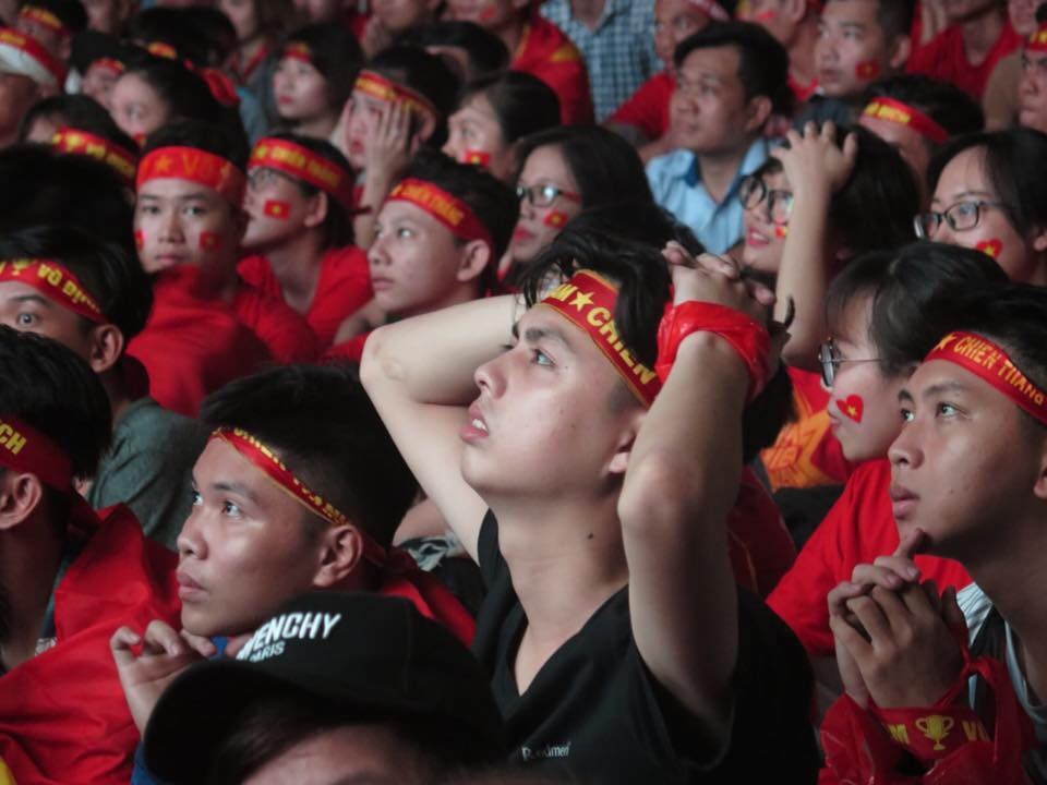 Nước mắt và nụ cười sau trận chung kết của U23 Việt Nam - 2
Vẻ thất vọng của cổ động viên khi chứng kiến đội nhà vuột mất cúp vàng châu Á.