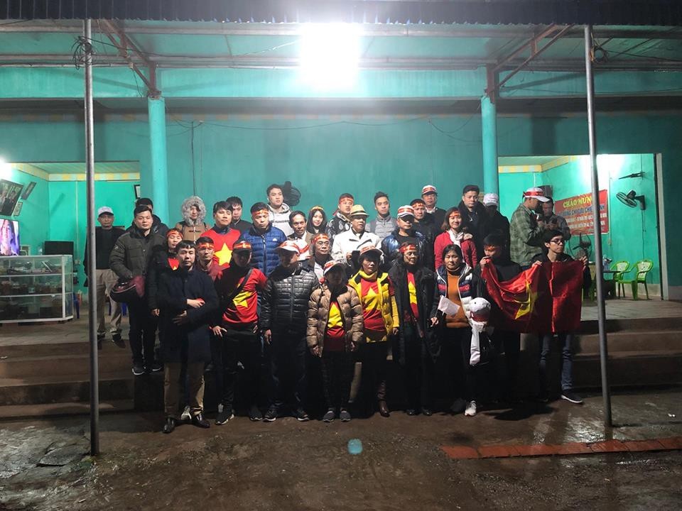 64 du khách bị "bỏ rơi" khi mua tour sang Thường Châu cổ vũ đội U23 Việt Nam - 1 Đoàn du khách Việt gồm 64 hành khách bị tour du lịch bỏ rơi ngay tại cửa khẩu Móng Cái. Ảnh: L.K