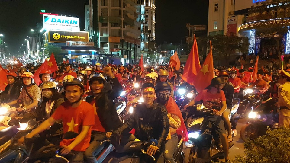 Hàng triệu người đổ về sau trận đấu, nhiều tuyến đường tắc cứng - 16 27336127_1709253482476653_1872767995_o