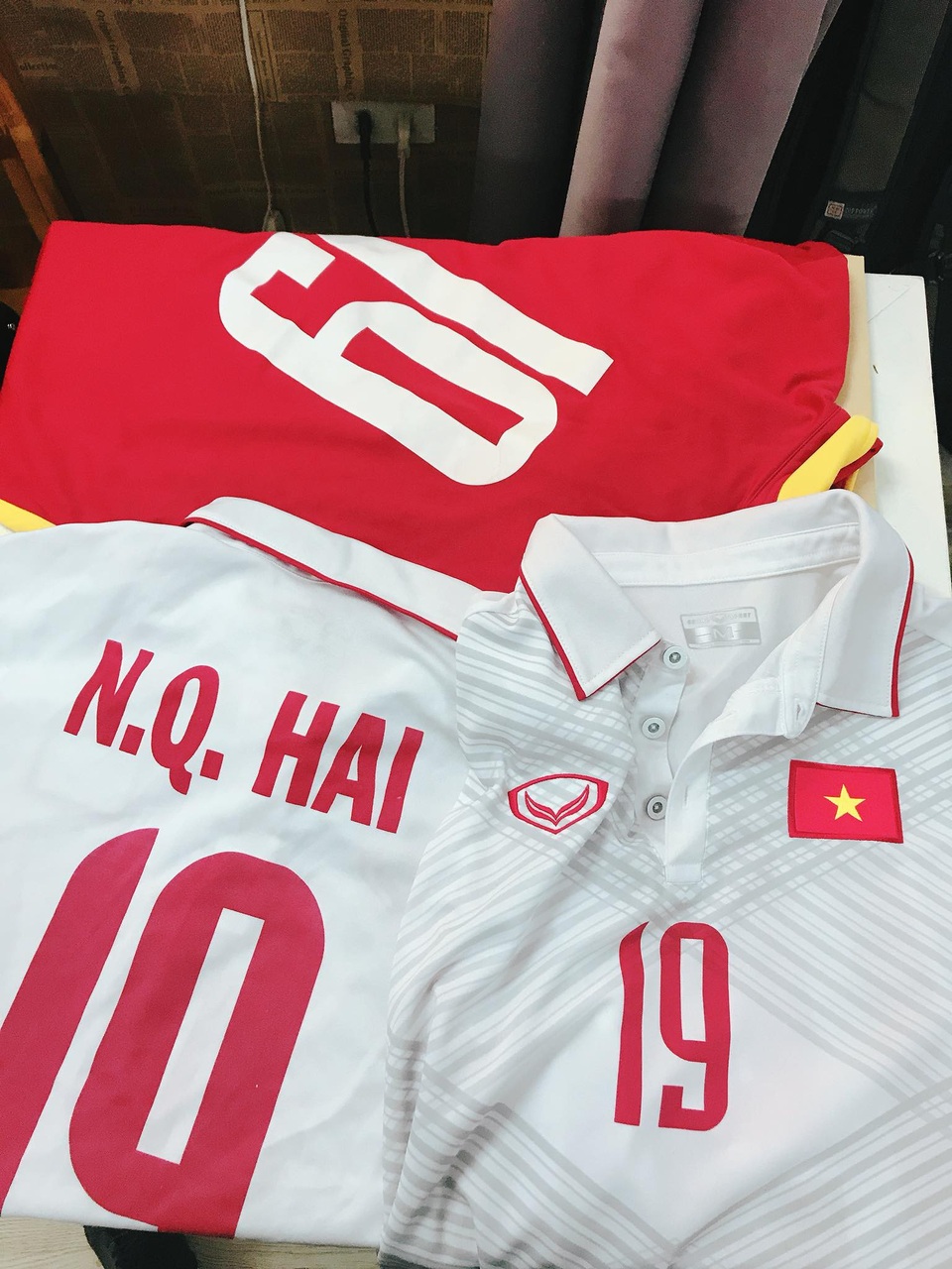 Ấn tượng hơn, Nhật Lê còn chuẩn bị 3 chiếc áo thi đấu mang số áo của Quang Hải để thực hiện một món quà đặc biệt cổ vũ bạn trai trước trận thi đấu quyết định.