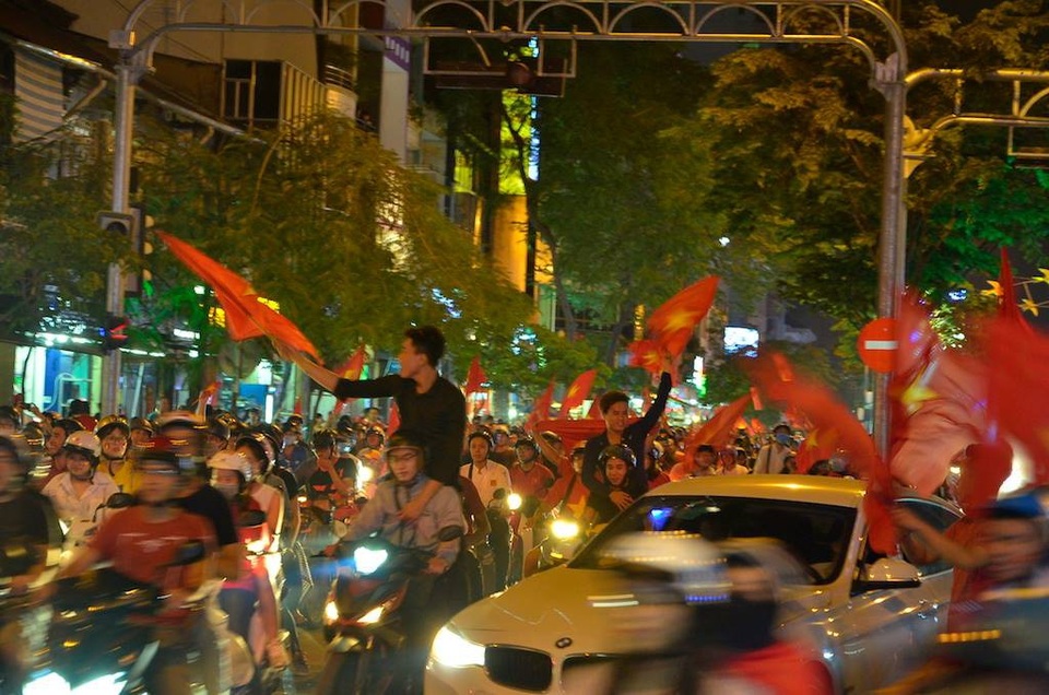 Hàng triệu người đổ về sau trận đấu, nhiều tuyến đường tắc cứng - 4 Hàng triệu người đổ về sau trận đấu, nhiều tuyến đường tắc cứng - 4