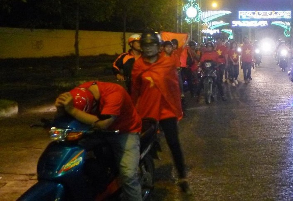 Nước mắt và nụ cười sau trận chung kết của U23 Việt Nam - 21
Một cổ động viên gục xuống để giấu giọt nước mắt.