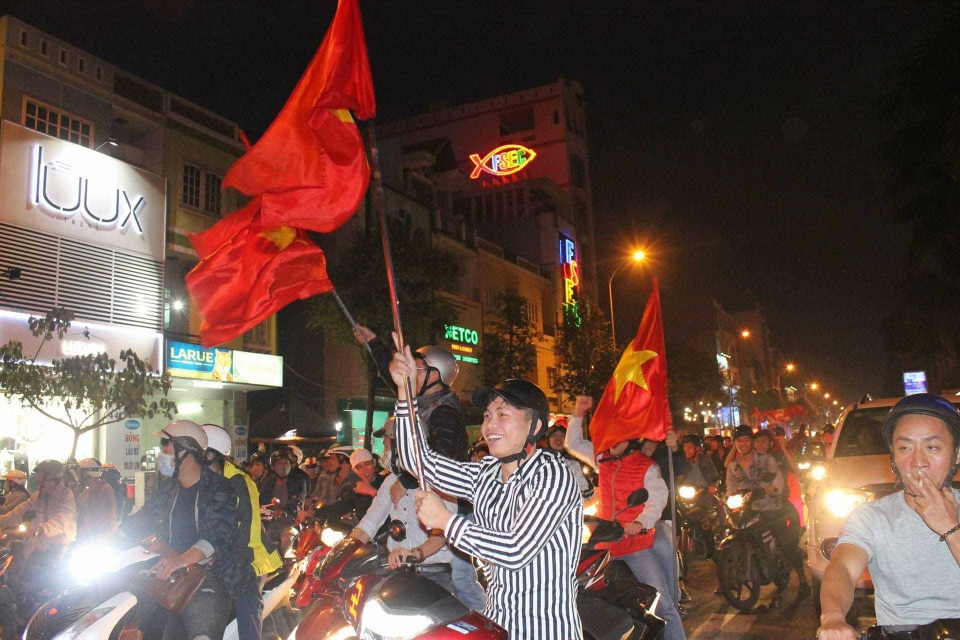 Hàng triệu người đổ về sau trận đấu, nhiều tuyến đường tắc cứng - 11
Dù U23 không chiến thắng nhưng người dân Đà Nẵng vẫn hô vang: Việt Nam vô địch (ảnh Chí Lê)