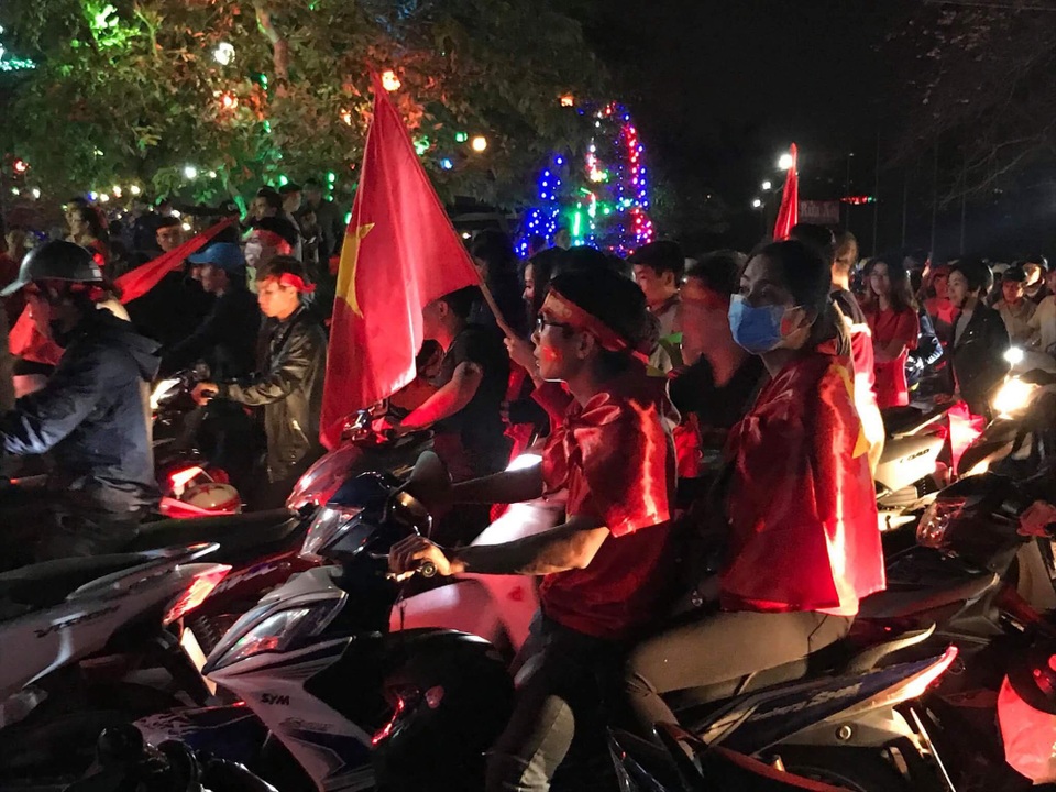 Hàng triệu người đổ về sau trận đấu, nhiều tuyến đường tắc cứng - 13
CĐV Vinh (Ảnh Nguyễn Duy)
