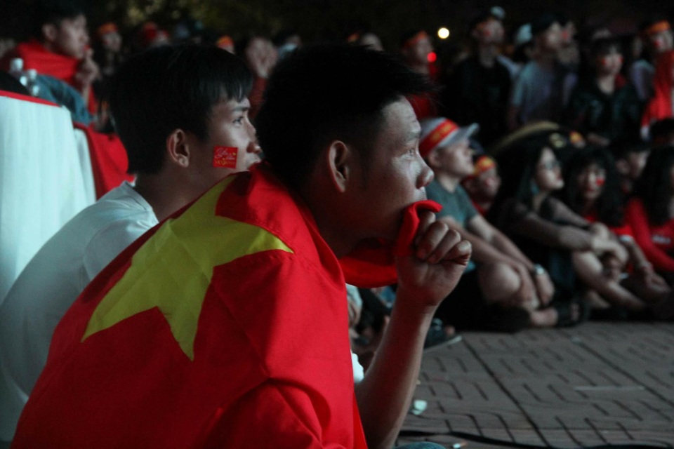 Nước mắt và nụ cười sau trận chung kết của U23 Việt Nam - 18 Nước mắt và nụ cười sau trận chung kết của U23 Việt Nam - 18