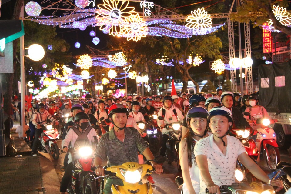 Hàng triệu người đổ về sau trận đấu, nhiều tuyến đường tắc cứng - 14 Hàng triệu người đổ về sau trận đấu, nhiều tuyến đường tắc cứng - 14