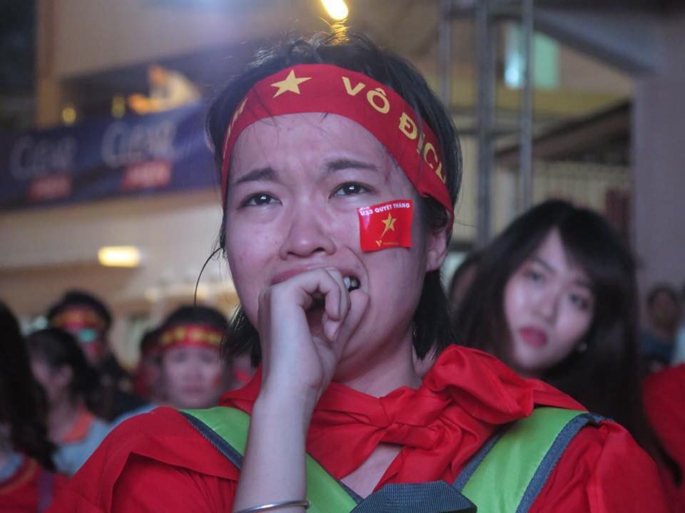 Nước mắt và nụ cười sau trận chung kết của U23 Việt Nam - 3
Cổ động viên nữ khóc nức nở sau trận đấu.