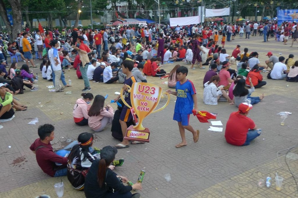 Nước mắt và nụ cười sau trận chung kết của U23 Việt Nam - 15
Hai cậu nhóc Cần Thơ khênh chiếc cúp vô địch đi giữa đám đông buồn bã sau trận thua