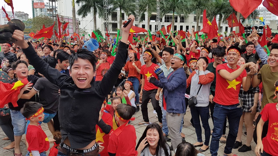 
CĐV Huế ăn mừng (Ảnh: Đại Dương)
