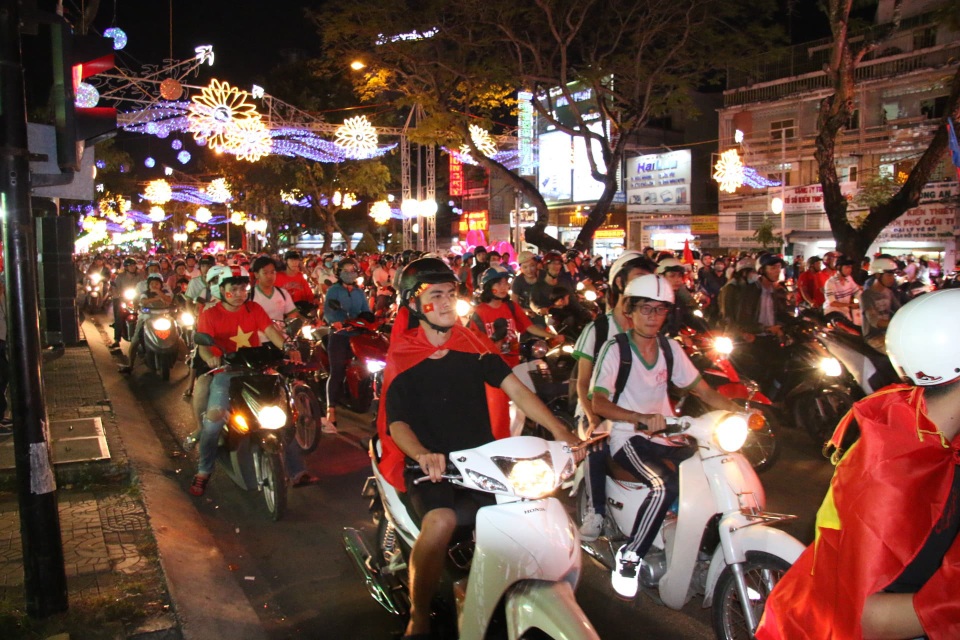 Hàng triệu người đổ về sau trận đấu, nhiều tuyến đường tắc cứng - 15
CĐV Cần Thơ đổ về (Ảnh Phạm Tâm)