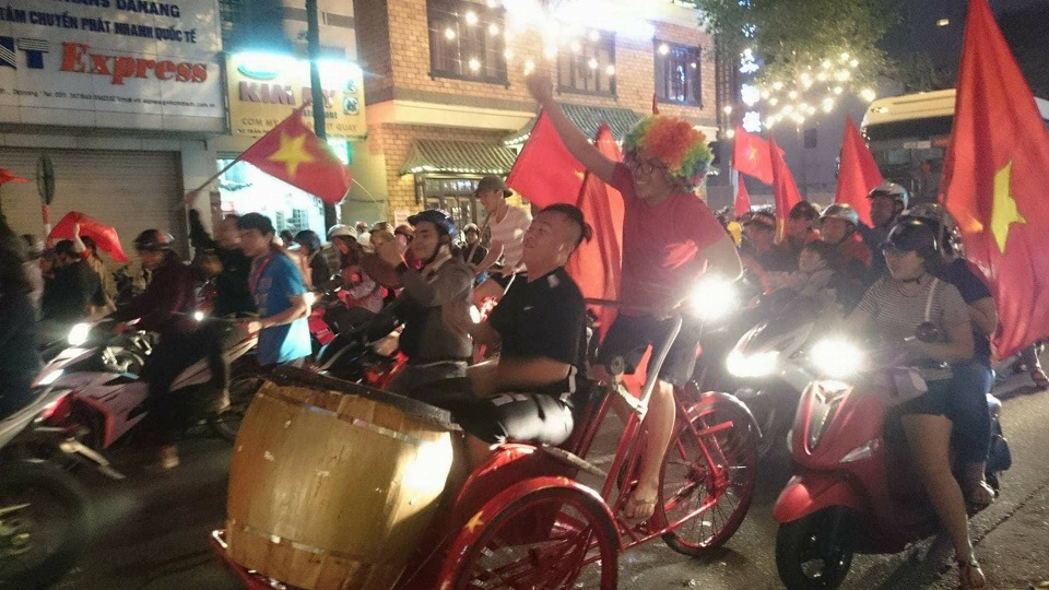 Hàng triệu người đổ về sau trận đấu, nhiều tuyến đường tắc cứng - 12
Vẫn là một tinh thần chiến thắng (Ảnh: Khánh Hồng)