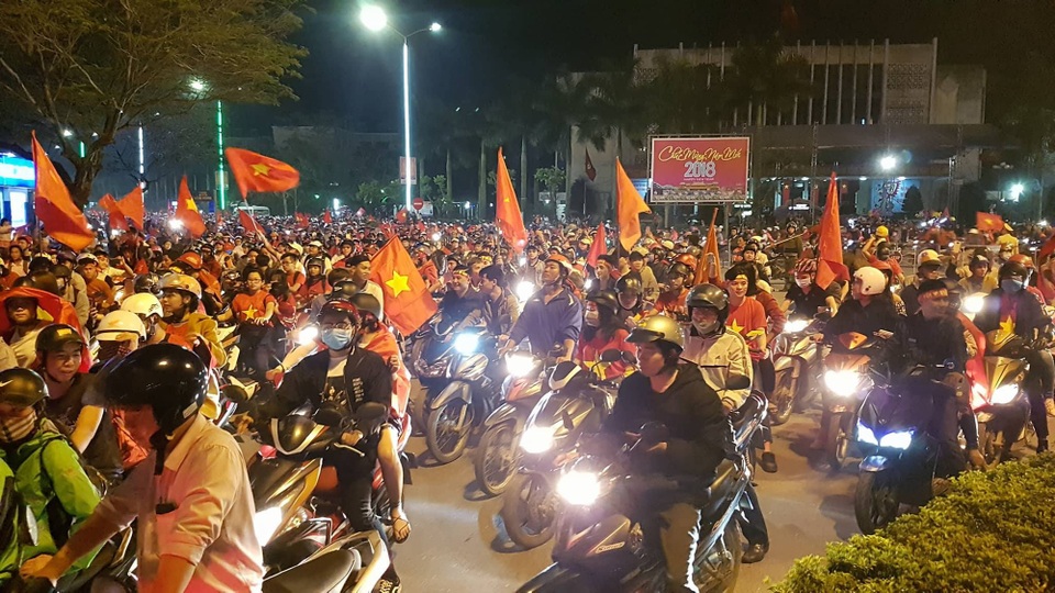 Hàng triệu người đổ về sau trận đấu, nhiều tuyến đường tắc cứng - 18
Khu vực quảng trường trung tâm TP Huế tê liệt.