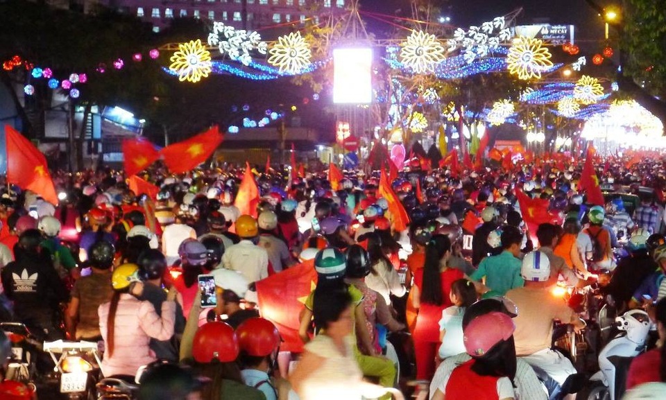 Hàng triệu người đổ về sau trận đấu, nhiều tuyến đường tắc cứng - 3
Đại lộ Hòa Bình - TP Cần Thơ đến gần 21h đêm vẫn đông nghịt người.