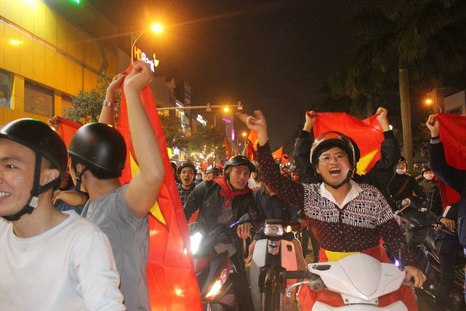 Nước mắt và nụ cười sau trận chung kết của U23 Việt Nam - 22
Dòng người hâm mộ vẫn hô vang tên các cầu thủ Việt Nam trên đường phố.