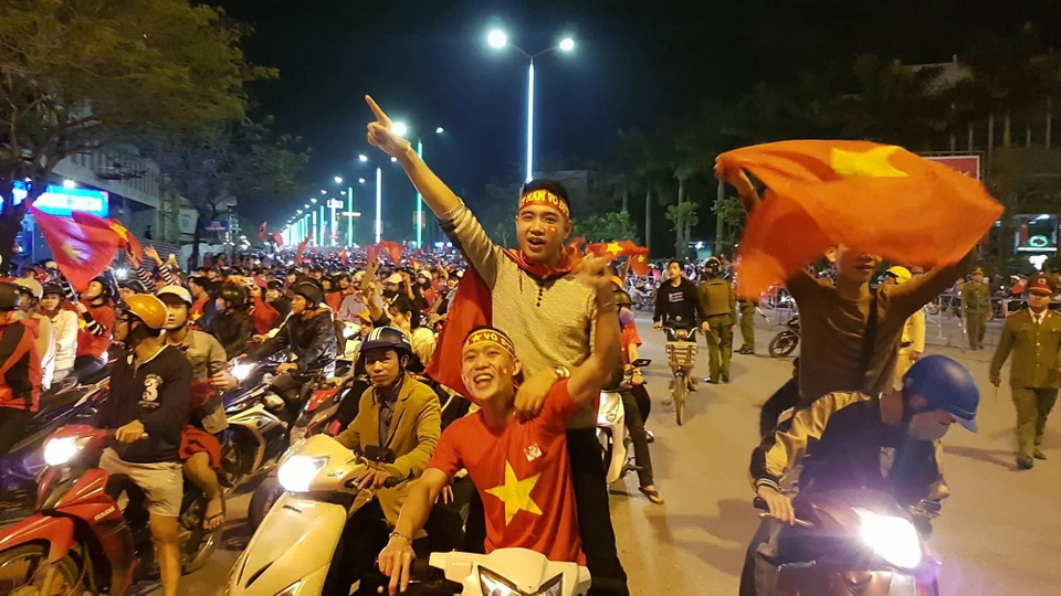 Hàng triệu người đổ về sau trận đấu, nhiều tuyến đường tắc cứng - 17
Người hâm mộ Huế vẫn hừng hực tinh thần chiến thắng (Ảnh: Đại Dương)
