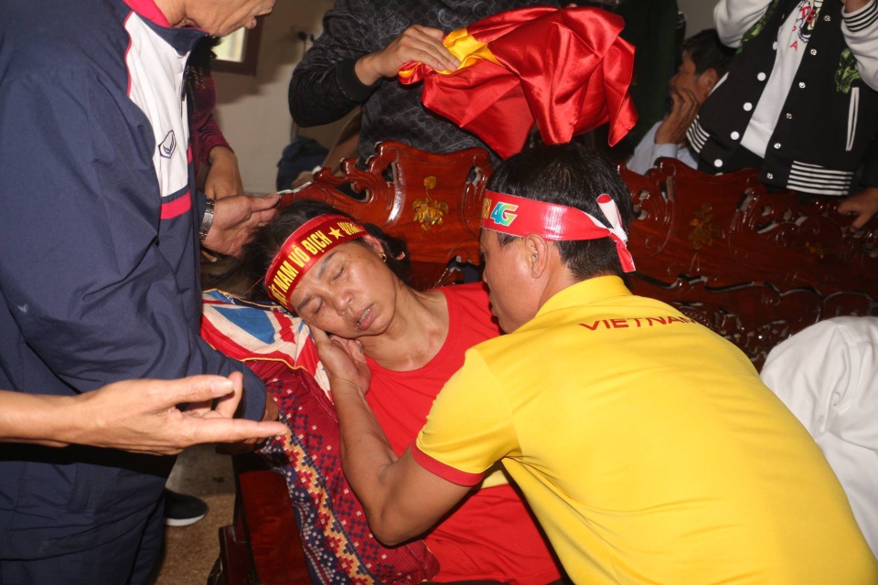 
Mẹ trung vệ Tiến Dũng ngất xỉu sau pha gỡ hòa của Quang Hải (Ảnh: Xuân Sinh)

