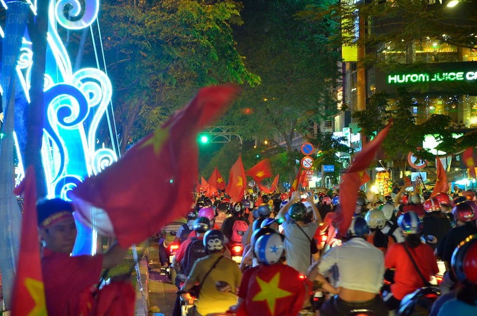Hàng triệu người đổ về sau trận đấu, nhiều tuyến đường tắc cứng - 6 Hàng triệu người đổ về sau trận đấu, nhiều tuyến đường tắc cứng - 6