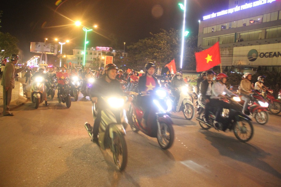 Hàng triệu người đổ về sau trận đấu, nhiều tuyến đường tắc cứng - 9
CĐV Hà Tĩnh (Ảnh Xuân Sinh)