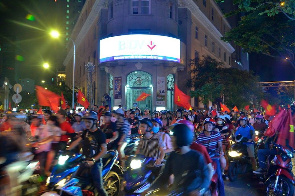 Hàng triệu người đổ về sau trận đấu, nhiều tuyến đường tắc cứng - 7
Cổ động viên Sài Gòn đổ ra đường reo hò sau trận chung kết. Mặc dù đội tuyển U23 Việt Nam chỉ về nhì nhưng với người hâm mộ, các cầu thủ của chúng ta đã có một trận đấu xuất sắc. (Ảnh Đình Thảo)