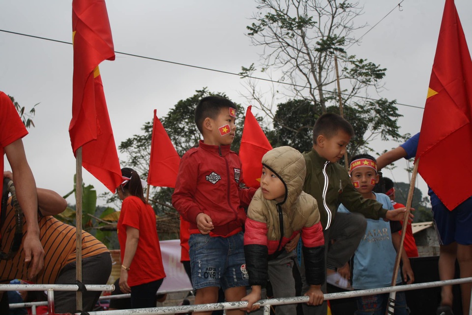 Chế “du thuyền” vượt 50 cây số tới nhà thủ môn Bùi Tiến Dũng - 4 Chế “du thuyền” vượt 50 cây số tới nhà thủ môn Bùi Tiến Dũng - 4