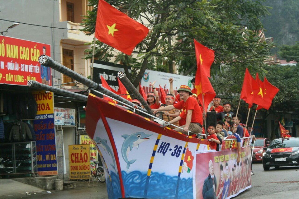 Chế “du thuyền” vượt 50 cây số tới nhà thủ môn Bùi Tiến Dũng - 3 Chế “du thuyền” vượt 50 cây số tới nhà thủ môn Bùi Tiến Dũng - 3