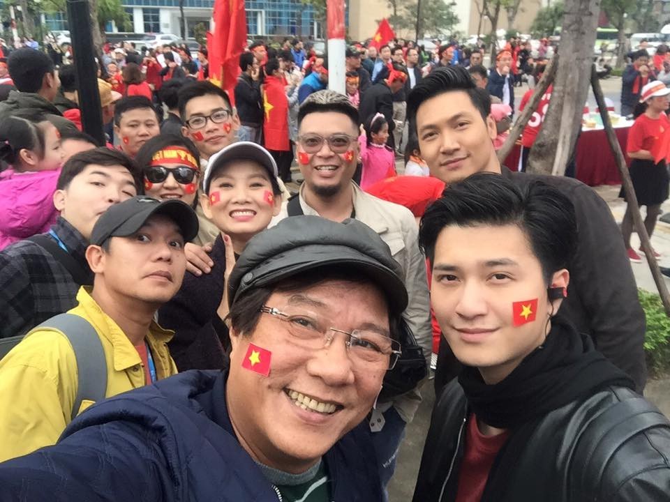 Nghệ sĩ xót xa cho các tuyển thủ U23 Việt Nam gặp bất lợi vì băng tuyết - 1 Dàn diễn viên Cả một đời ân oán xem bóng tại sân Đài Truyền hình Việt Nam.