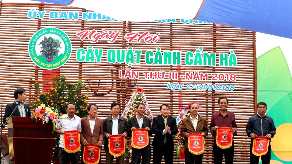 Ngày hội quất Tết ở làng quất trăm năm tuổi - 3 Trao cờ lưu niệm cho các đơn vị tham gia trưng bày trong ngày hội